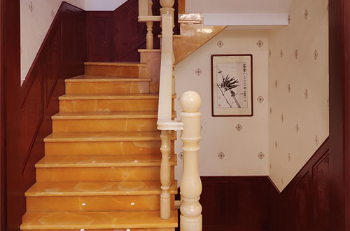 南京中式别墅室内汉白玉石楼梯的定制安装装饰效果
